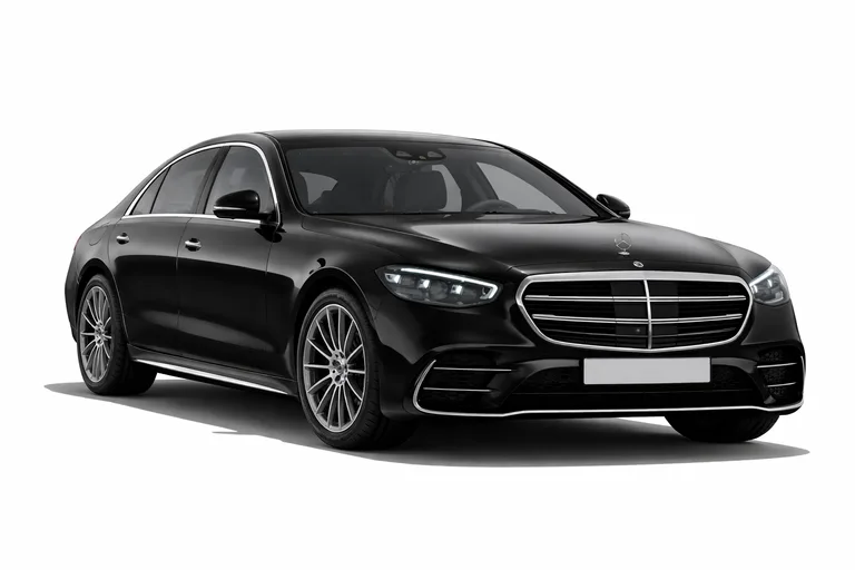 Schwarze Mercedes S-Klasse in seitlicher Frontansicht