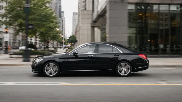 Schwarze Limousine für Chauffeurservice in Frankfurt